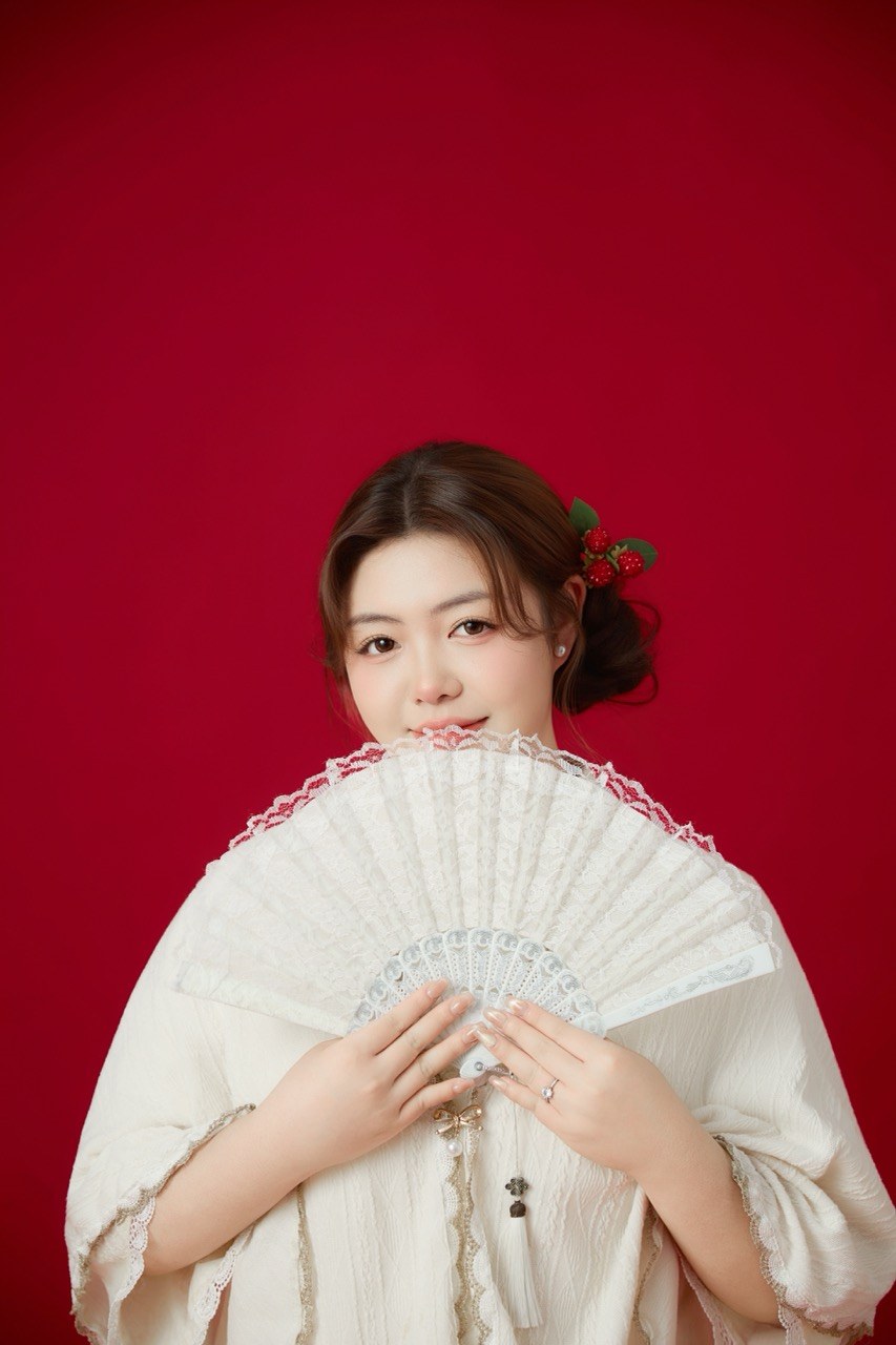 拿着蕾丝扇的新娘