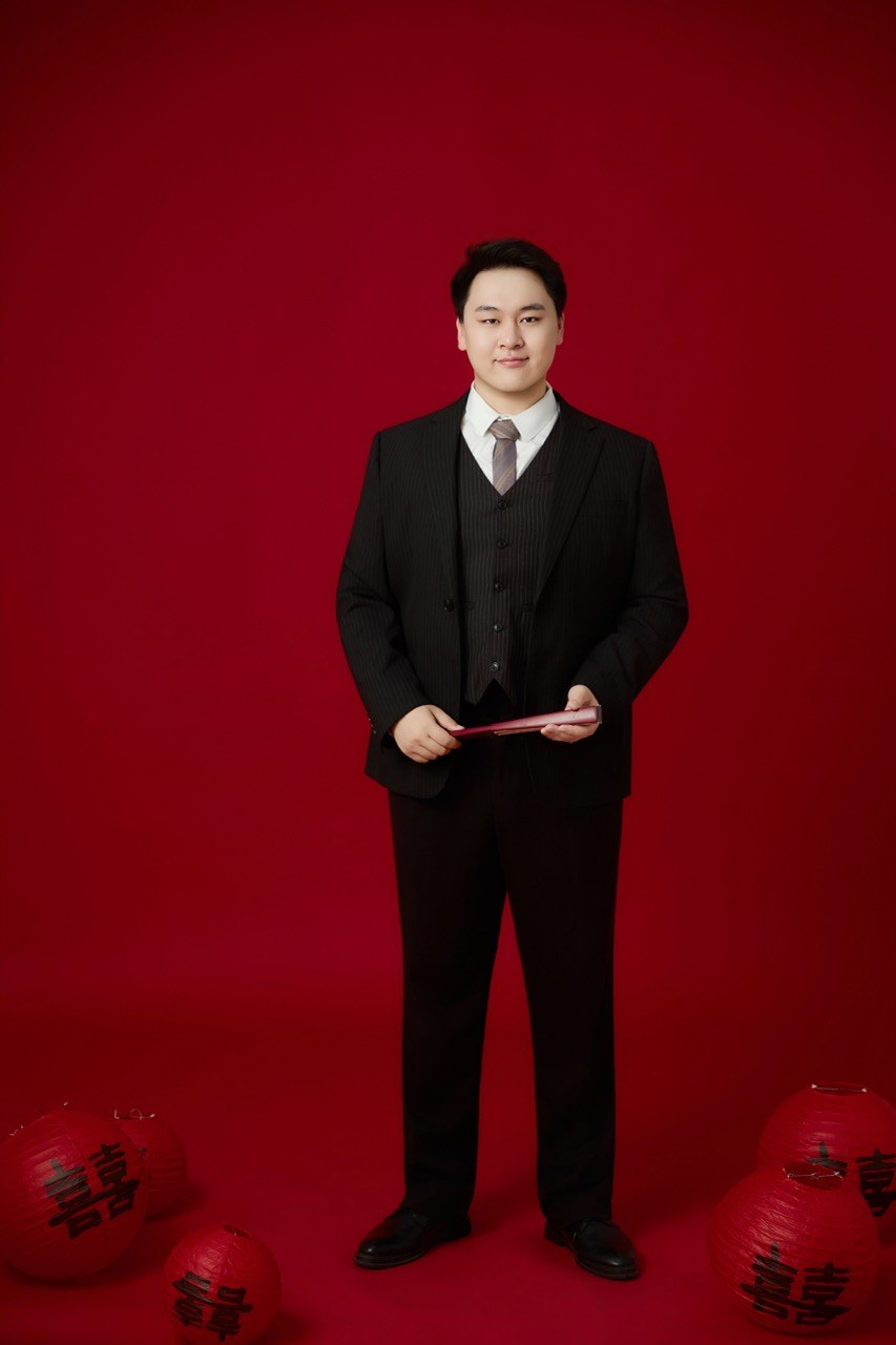 手持扇子的新郎