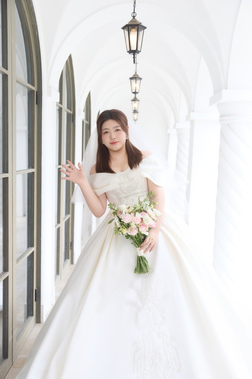 白色长廊里挥手的新娘