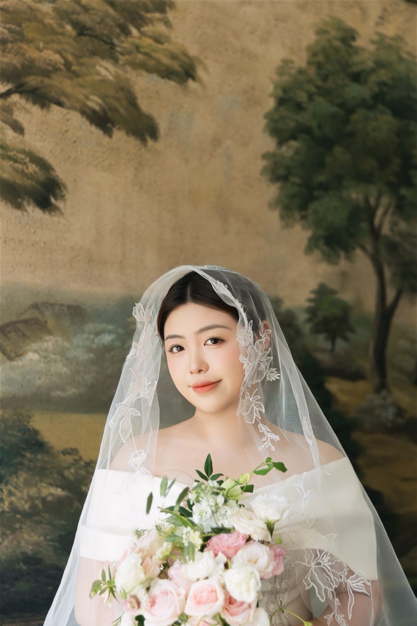 手捧花束的头纱新娘，本页主图完整展示